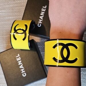 2x CHANEL CC Logo Yellow and Black Cuff Bracelets 2023 Cruise Collection